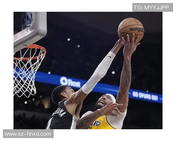 文班亚马首场比赛表现抢眼五次盖帽并成功隔扣字母哥引发热议